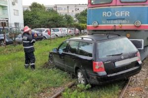 ACCIDENT FEROVIAR la Mangalia. Maşină lovită de TREN încărcat cu COMBUSTIBIL  

