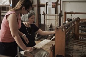 Piese ţesute din borangic specifice Ţării Bârsei şi zonei Branului, expuse în Franţa