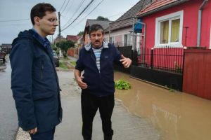 FOTO. Ministrul Victor Negrescu, în zone inundate din Alba: Sunt convins că judeţul va primi atenţia cuvenită de la Guvern