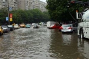 Mai multe străzi din CAPITALĂ sunt INUNDATE. Pompierii au intervenit de URGENȚĂ