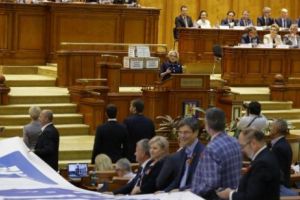 Evacuarea deputaţilor scandalagii a încăierat partidele