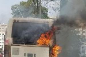 Un autobuz pentru transportul in comun cuprins de flacari