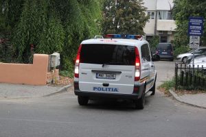 Bani furaţi dintr-un autoturism care avea geamul lăsat deschis