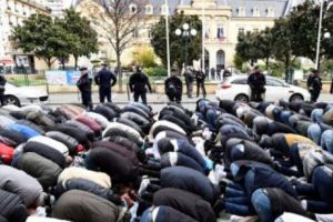 Franţa lui Macron, PARALIZATĂ în faţa ISLAMULUI RADICAL