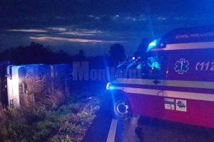 Autocarul cu cei 43 de copii la bord s-a răsturnat după ce şoferul ar fi adormit la volan