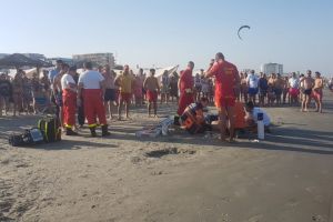 Alerta pe litoral. Doua persoane la un pas de inec. Victimele scoase din apa la Olimp si Eforie