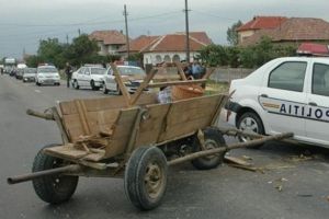 Bătrânică accidentată de un autoturism, în timp ce se afla într-o căruţă
