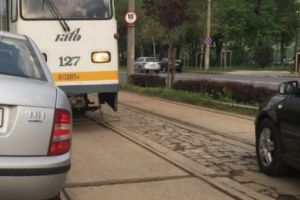 INCREDIBIL. Un TRAMVAI a intrat INTENȚIONAT într-o MAȘINĂ. Ce a spus VATMANUL după incident