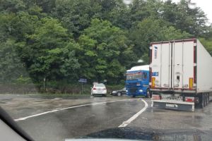 Cod roşu de inundaţii pe Valea Oltului. Traficul e blocat la Călimăneşti