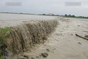 Cod portocaliu de vreme rea in Timis. Curti inundate la Giarmata