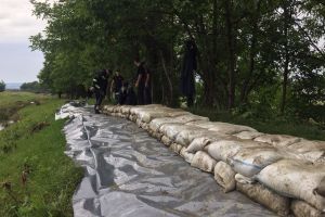 3.000 de saci cu nisip pe Digul Bârnat