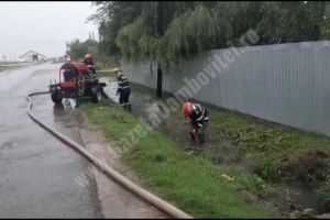 VIDEO –  RĂCARI: Pompierii sapă şanţurile colmatate pentru ca apa să nu mai intre în curţi! Nimeni nu îi ajută