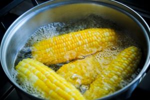 Cum sa prepari cel mai bun porumb fiert, în şase paşi simpli