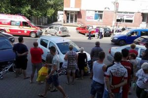 Femeie lovită pe trotuar de un microbuz în marşarier