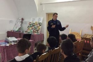 Jandarmii argeşeni, în mijlocul copiilor din taberele şcolare de la Corbeni şi Nucşoara