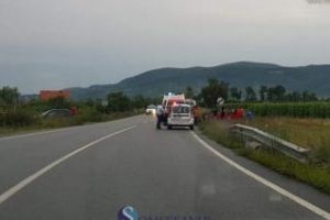 Două accidente au avut loc, aproape simultan, pe un drum din Cluj. Două şoferiţe au ajuns cu maşinile în şanţ VIDEO