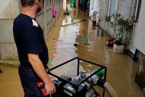 Zeci de oameni au fost evacuaţi din case în Băbeni