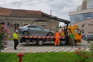 VIDEO. Zi proastă pentru proprietarul unui BMW: Și-a parcat maşina neregulamentar, iar apoi a fost ridicată