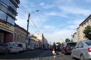 Pietonii clujeni nu au frică de nimic. Ce a păţit un şofer - VIDEO