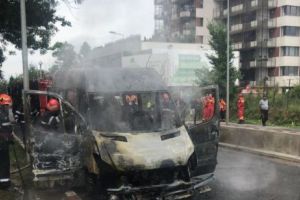 Microbuz INCENDIAT. ALERTĂ într-o ZONĂ REZIDENȚIALĂ de lângă Bucureşti