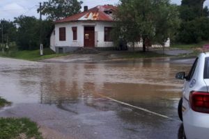 Apele au năvălit din nou în gospodării