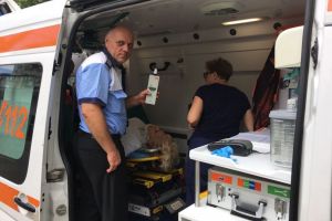 Straniu incident, in zona Tomis III din Constanta. O femeie s-a trantit pe capota unei masini, pretinzand ca ar fi fost accidentata!