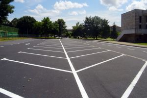 83 de locuri. Reabilitarea parcării de lângă sala polivalentă Antonio Alexe a fost finalizată (FOTO)