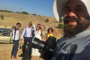 Un fotograf de nunţi a ajuns erou pe internet, după ce l-a bătut pe un mire. S-a căsătorit cu o minoră