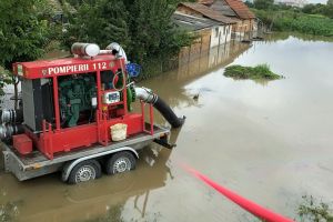 Pompieri bihoreni intervin pentru combaterea inundaţiilor din Sibiu (FOTO)