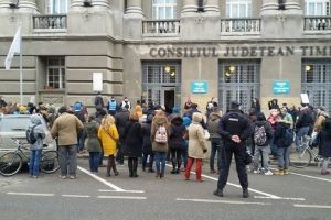 Protest la Prefectura Timis. Se cere demisia Guvernului Dancila