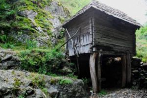 Moara care DĂ TIMPUL ÎNAPOI şi ÎNTINEREȘTE OAMENII, reparată de voluntari. „Îndărătnica de la perete” de la Rudăria, în PATRIMONIUL UNESCO