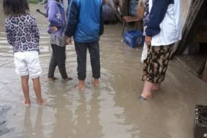 ACUM – Zeci de gospodării inundate în opt comune din Argeş. Pompierii sunt la faţa locului