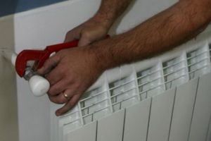 Românii nu vor mai avea dreptul de a se debranşa de la sistemele centralizate de încălzire. TVA mai mic la căldură şi apă caldă