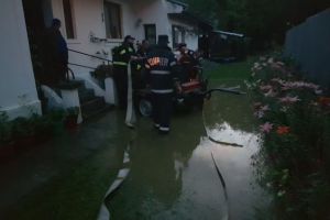 Inundaţii la Zărneşti. Pompierii intervin pentru evacuarea apei din curţi