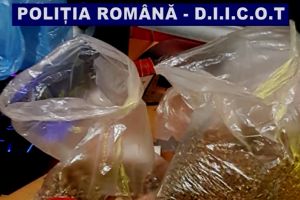 Percheziţii la persoane bănuite de trafic cu substanţe cu efecte psihoactive