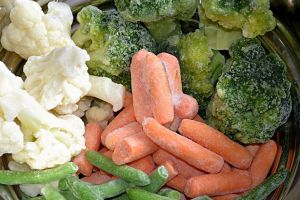 Supermarket-urile cere clienţilor să returneze fructele şi legumele congelate