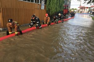 Prahova. Zeci de gospodarii, inundate. Peste 80 pompieri militari actioneaza in permanenta (galerie foto)