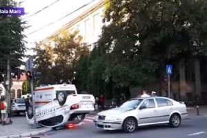 Accident rutier in fata sediului Politiei. O autospeciala de politie s-a rasturnat. Agentul a ramas fara permis