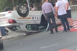 FOTO&VIDEO. Maşina poliţiei răsturnată în Baia Mare. Imaginile virale de pe internet