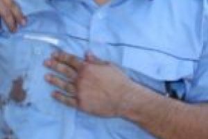 Poliţistul lovit cu piciorul în faţă de un şmecher din Anina rămâne cu buza umflată!