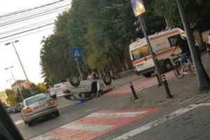 Maşină de poliţie răsturnată la Baia Mare. VIDEO