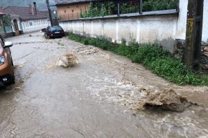 Drumuri închise din cauza inundaţiilor – Unul este în judeţul Sibiu