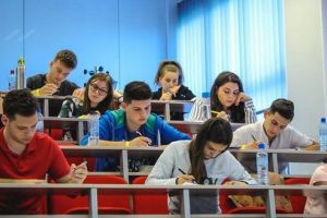 Peste 600 de elevi, înscrişi la simularea examenului de admitere la UMF Târgu-Mureş