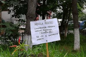 „Monument al indolenţei”, ridicat de locatari din Zamca în „cinstea” Primăriei Suceava