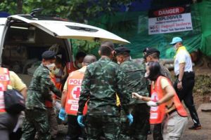 Toţi cei 12 copii şi antrenorul lor, care au rămas captivi 17 zile într-o peşteră din Thailanda au fost salvaţi. Părinţii nu au voie să-i îmbrăţişeze