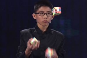 VIDEO Un copil de 13 ani uimeşte întreaga lume. A rezolvat trei cuburi Rubik fără să le ţină în mână
