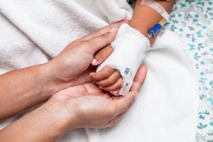 Fetiţă de 8 ani, lovită de maşină la Ineu. Şoferul, un tânăr de 32 de ani, a fugit de la locul accidentului