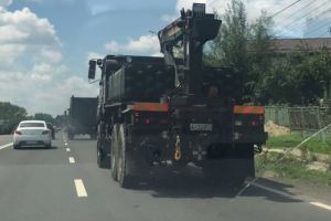 Panica pe un drum din Prahova. Transportor incarcat cu rachete, surprins in trafic, la Bucov
