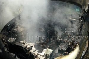 FOTO-ULTIMĂ ORĂ: Maşină în flăcări la Cîmpineanca