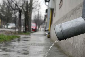 Renunţăm şi noi la taxa pe apa de ploaie sau continuăm să jecmănim contribuabilul?
